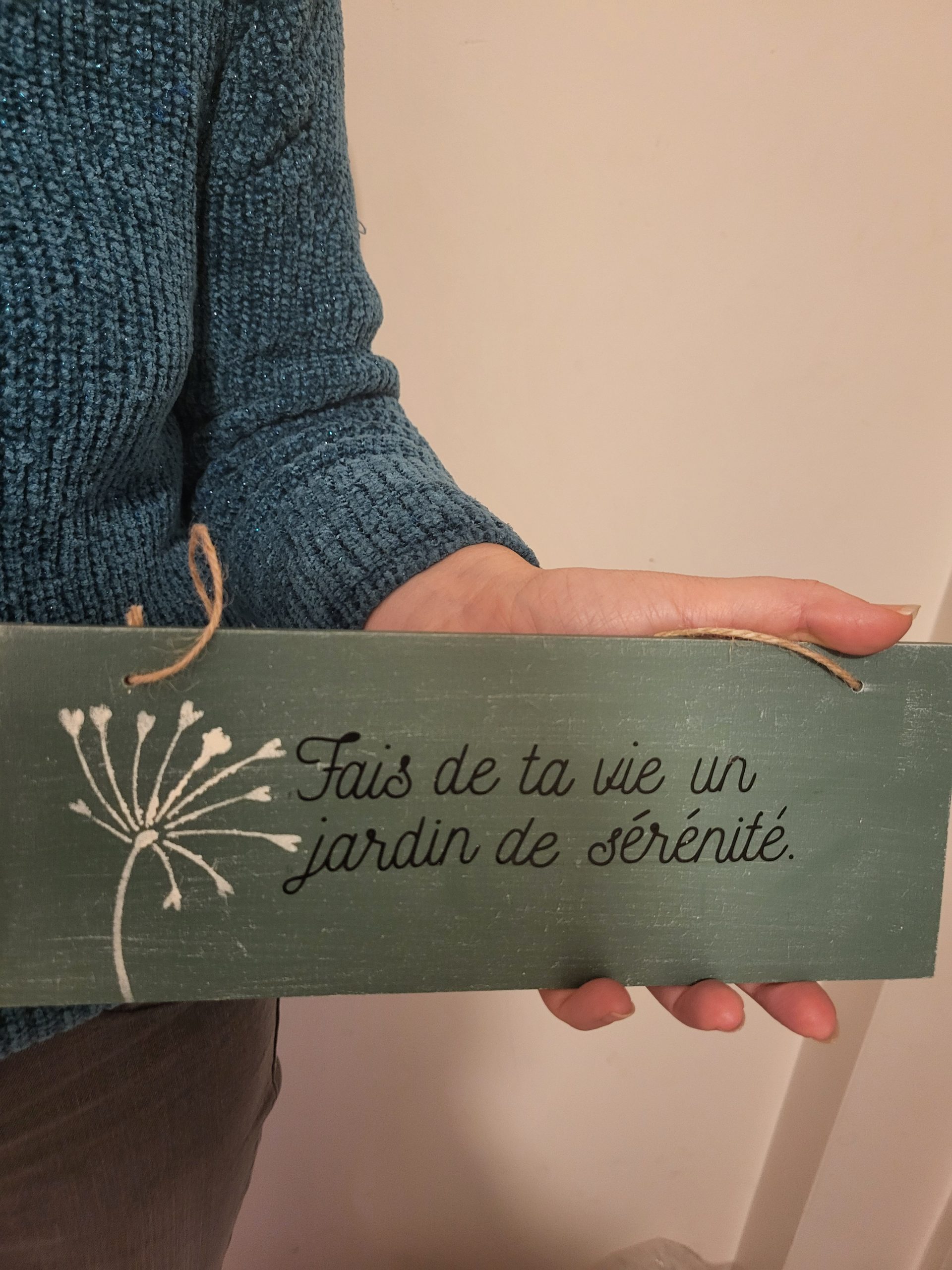Détail motif pissenlit pancarte zen fond vert sauge - L'art de décorer