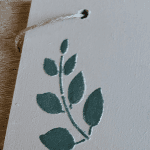 Détail motif feuillage vert sauge pancarte zen - L'art de décorer