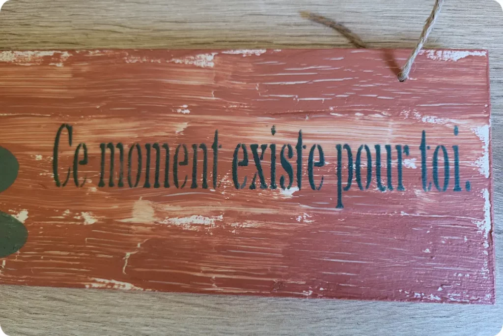 Détail pancarte zen bois faite main "Ce moment existe pour toi" - L'art de décorer