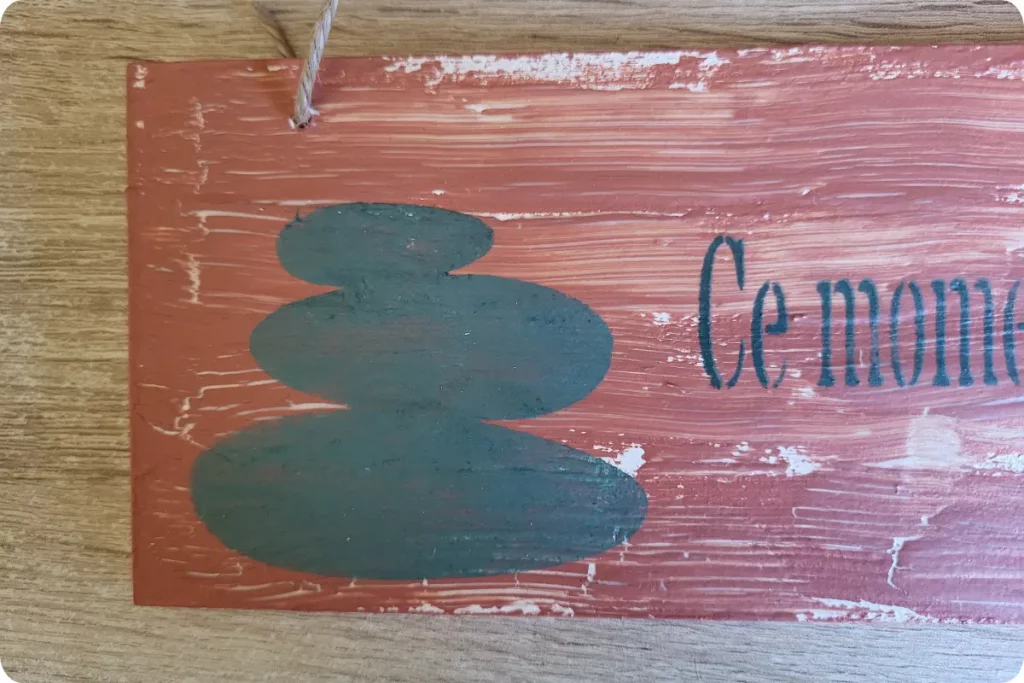 Détail pancarte zen bois faite main "Ce moment existe pour toi" - L'art de décorer
