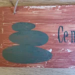 Détail pancarte zen bois faite main "Ce moment existe pour toi" - L'art de décorer
