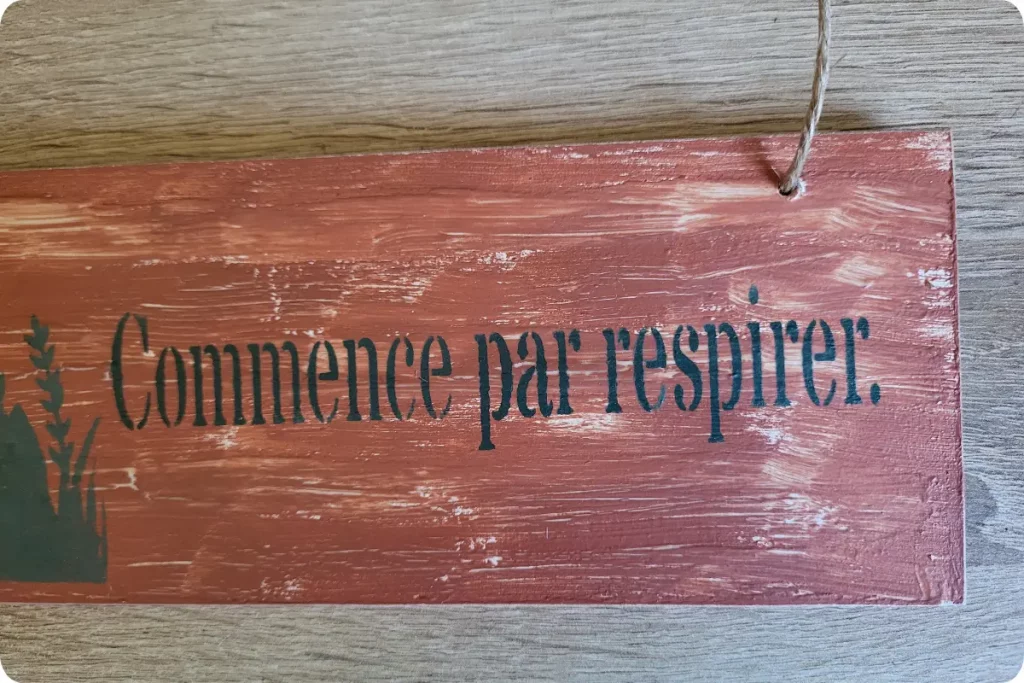 Détail pancarte zen bois faite main "Commence par respirer" - L'art de décorer