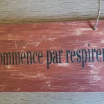 Détail pancarte zen bois faite main "Commence par respirer" - L'art de décorer