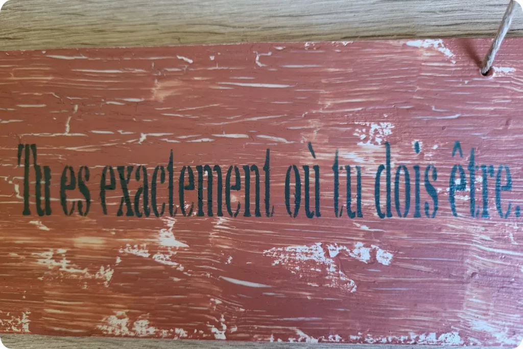 Détail pancarte zen bois faite main - L'art de décorer