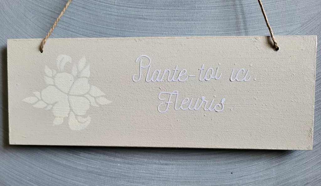 Pancarte bois peinte à la main. "Plante-toi ici. Fleuris." Motif floral - Tons gris clair. L'art de décorer