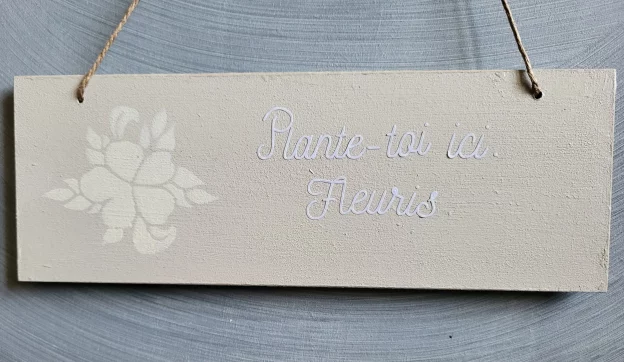 Pancarte bois peinte à la main. "Plante-toi ici. Fleuris." Motif floral - Tons gris clair. L'art de décorer