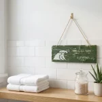 Pancarte zen bois "Tu n'as rien à prouver ici" dans une salle de bains - L'art de décorer