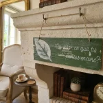 Pancarte zen bois "Qu'est-ce que tu portes encore ?" dans un salon - L'art de décorer