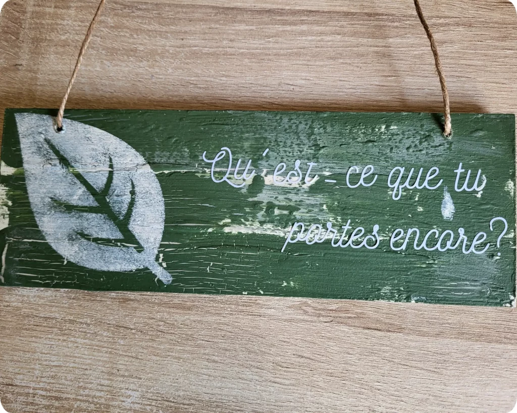 Pancarte bois "Qu'est-ce que tu portes encore ?" Motif feuille, ton fougère - L'art de décorer
