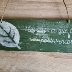 Pancarte bois "Qu'est-ce que tu portes encore ?" Motif feuille, ton fougère - L'art de décorer