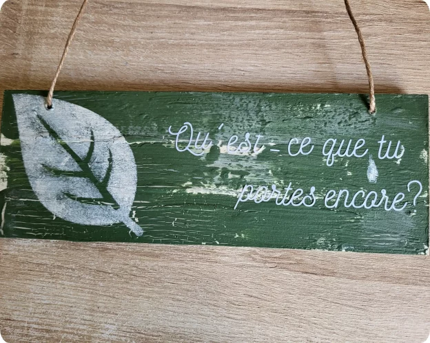 Pancarte bois "Qu'est-ce que tu portes encore ?" Motif feuille, ton fougère - L'art de décorer