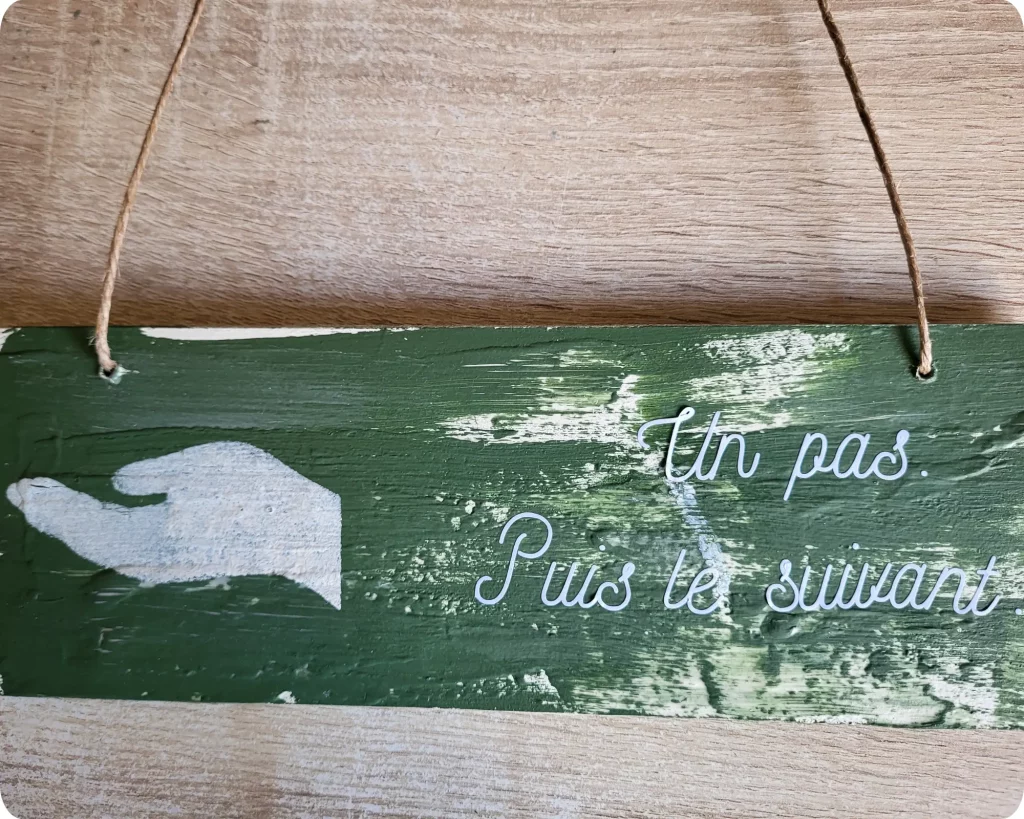 Pancarte bois "Un pas. Puis le suivant." Motif main ouverte, tons fougère - L'art de décorer