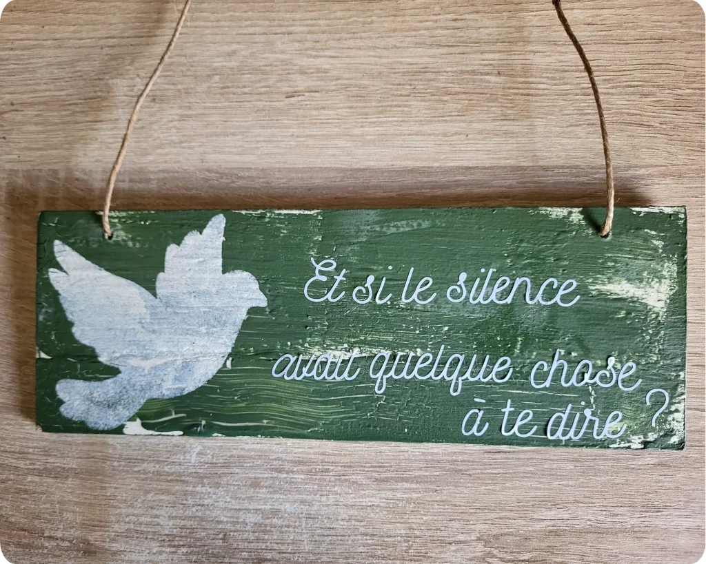 Pancarte bois "Et si le silence avait quelque chose à te dire ?" Motif colombe, ton fougère - L'art de décorer