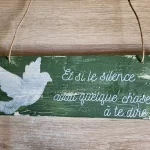 Pancarte bois "Et si le silence avait quelque chose à te dire ?" Motif colombe, ton fougère - L'art de décorer