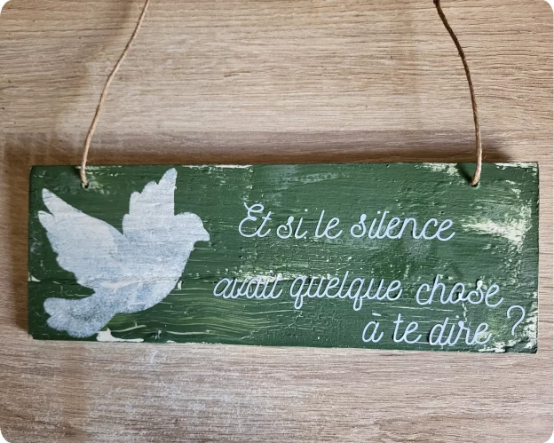 Pancarte bois "Et si le silence avait quelque chose à te dire ?" Motif colombe, ton fougère - L'art de décorer