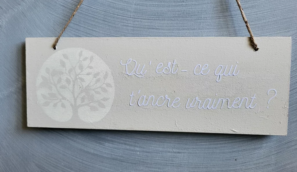 Pancarte bois "Qu'est-ce qui t'ancre vraiment ?" Motif arbre de vie - Tons gris clair - L'art de décorer