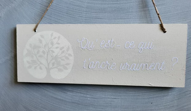 Pancarte bois "Qu'est-ce qui t'ancre vraiment ?" Motif arbre de vie - Tons gris clair - L'art de décorer