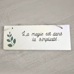 Pancarte en bois de nuance écume "La magie est dans la simplicité", feuillage vert sauge et ficelle de jute - faite main