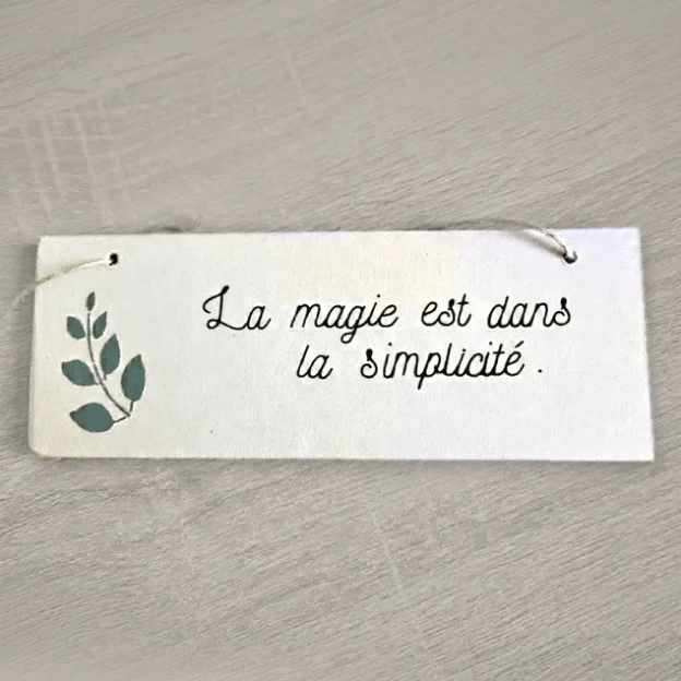 Pancarte en bois de nuance écume "La magie est dans la simplicité", feuillage vert sauge et ficelle de jute - faite main