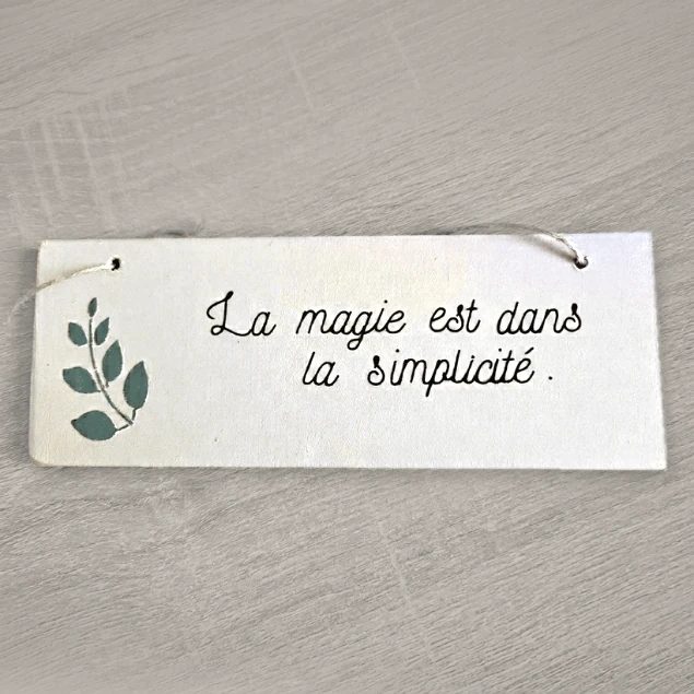 Pancarte en bois de nuance écume "La magie est dans la simplicité", feuillage vert sauge et ficelle de jute - faite main
